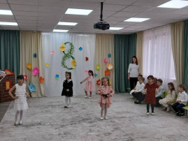 8 марта.